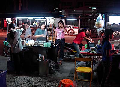 'Foodstall on a Thai Night Market in Songkhla' by Asienreisender